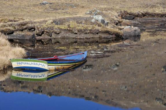 Barco para hóspedes do hotel em Pampalarama, em lago do belíssimo vale nos Andes bolívianos